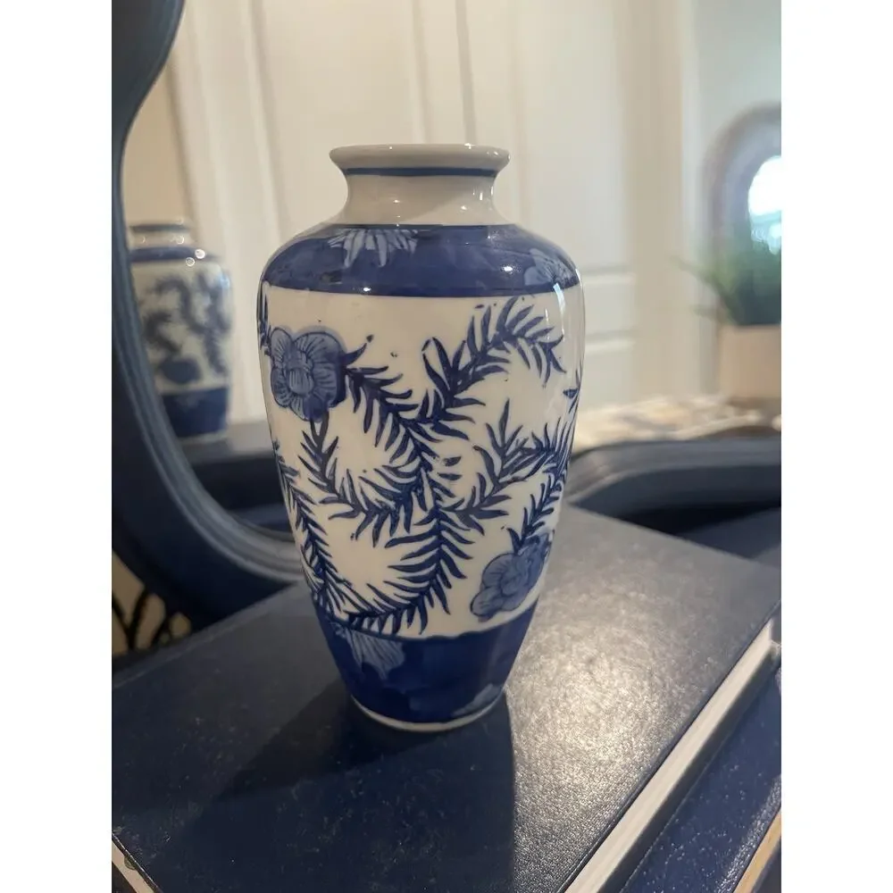 Blue and White Chinoisere Vase Ceramic Pottery Floral and Leaf Pattern Vase Mini